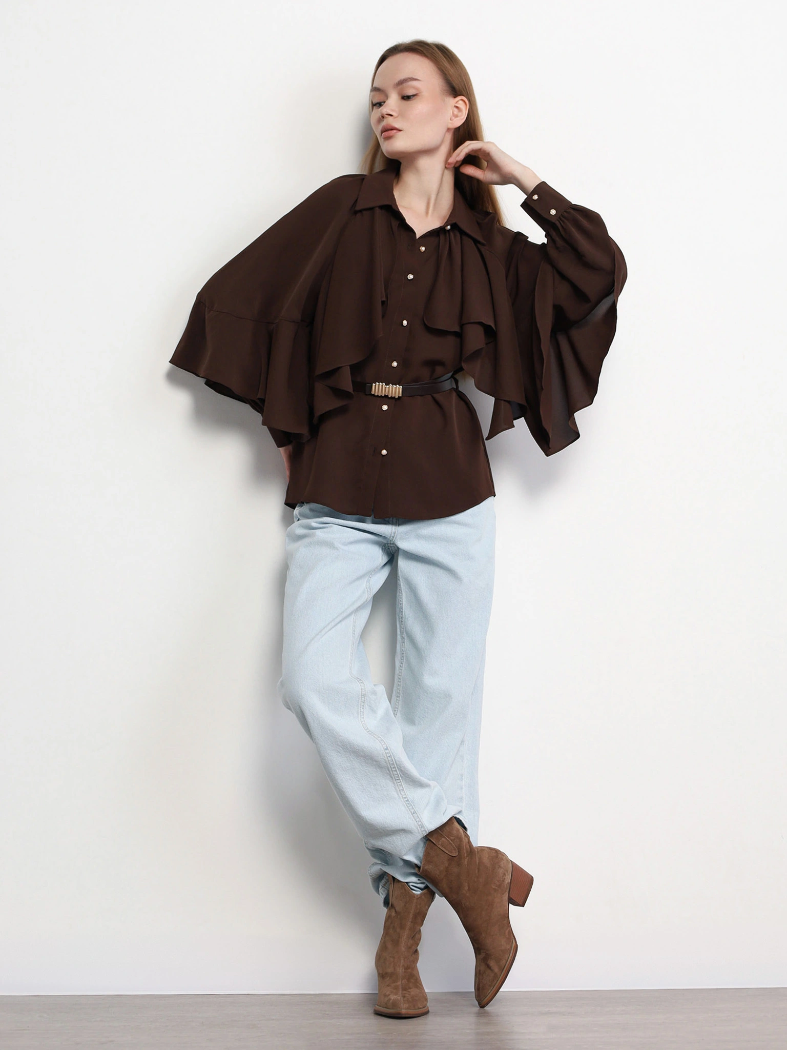 Блуза темно-коричневого цвета с рюшами